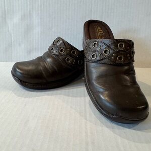 White Mountain Dark Brown Leather Cliffs Clog Mules Size 6